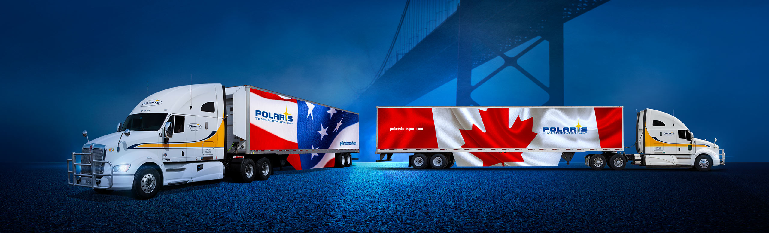 Un camion Polaris avec le drapeau américain sur la remorque et un autre avec le drapeau canadien sur la remorque 
