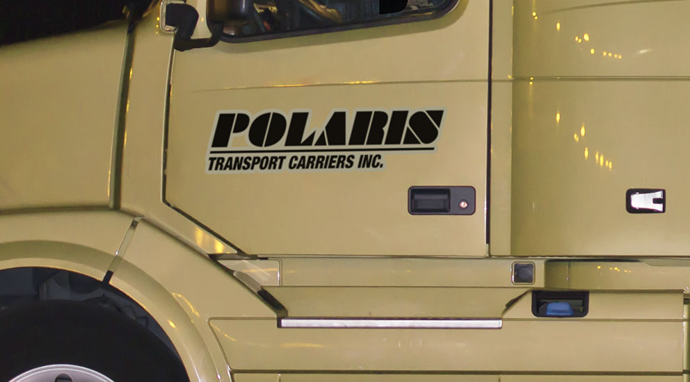  Gros plan de la porte latérale d'un camion Polaris Transport Carriers Inc. d'époque 